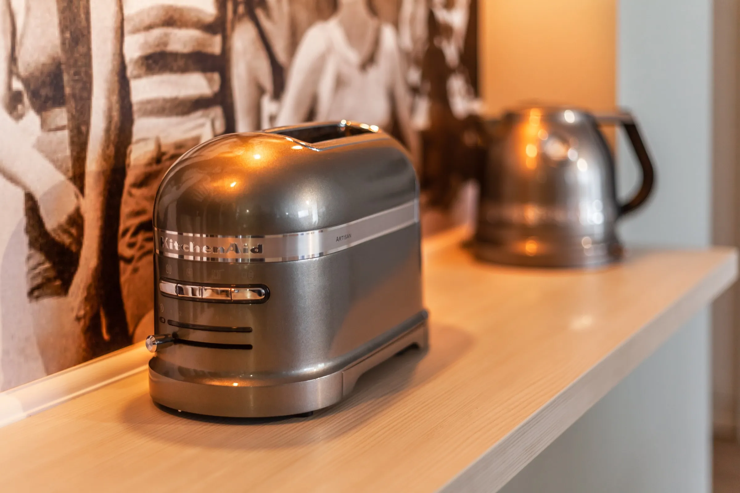 Toaster und Wasserkocher aus Metall im warmen Licht vor dem Schwarzweißbild